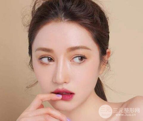 切開雙眼皮一般多少錢？貧民窟女孩也能輕松get！