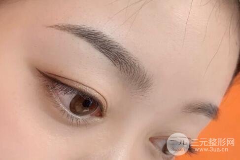 紋眉手術中