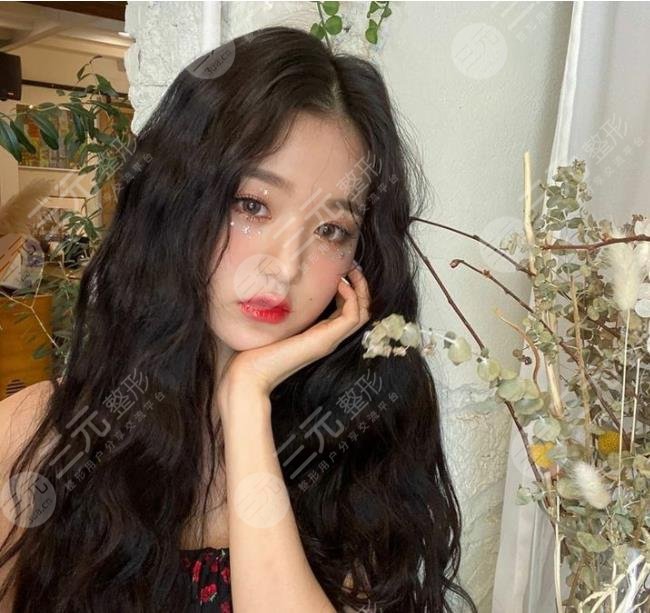 IZONE解散后張?jiān)㈩佒迪陆?？網(wǎng)友評：油膩了！17歲女愛豆顏值盤點(diǎn)！