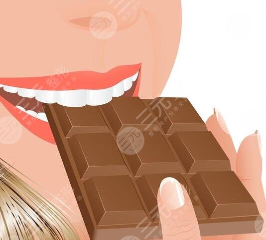 　　吃巧克力減肥法有果嗎?近老是聽到很多人說吃巧克力可以減肥，減肥一直都是大家一輩子都在奮斗的事情，很多人都在減肥和放棄中不斷的掙扎，只要找到一個可以進行減肥好方法，都會出嘗試一下。近就有很多小伙伴在咨詢吃巧克力的減肥方法，這個有沒有科學依據(jù)先不說的，如果按照正常飲食后，再吃巧克力估計沒有審美減肥果，巧克力也分很眾多，有不含糖不含牛奶的黑巧克力，還有含牛奶含糖的白巧克力，長期吃黑巧克力減肥，可能還是有一點果的吧。  　　一、吃巧克力減肥法有果嗎?  　　很多人說能夠堅持鍛煉減肥就堅持鍛煉減肥，這樣的減肥方式比較健康，也是比較不錯的一個方式，但因為快節(jié)奏的生活和工作，很多年輕人都沒有自己的私人生活，不是在加班就是在加班的路上，哪里有這么多時間進行減肥鍛煉了，于是大家就在其他的減肥方式中尋找出爐，什么21天蘋果法、什么過午不食法，以及現(xiàn)在的吃巧克力減肥法，都在當下年輕人的選擇中，總結(jié)了一下這些減肥方法的秘訣。  　　基本就是節(jié)食，吃蘋果，光吃蘋果不吃主食，沒有熱量的攝入，堅持21天，是會瘦下來的，但減下來的基本都是肌肉，脂肪反而沒有減少，不管是蘋果減肥，過午不食，還是吃巧克力減肥法都是一樣的原理，這算的上是一種不健康的減肥方式，會降低一個人的免疫力，也會造成一些不太好的后果，減肥的方式一定要健康，盡量管住嘴，邁開腿。  　　二、醫(yī)美整形上的塑性方式  　　除了鍛煉減肥以外，在醫(yī)美整形項目上也有能夠塑性的項目，那就是吸脂私信，對醫(yī)美整形項目比較了解的小伙伴們，或多或少也了解過吸脂塑性這個整形項目，他的原理是，在醫(yī)美整形上，利用先進的吸脂設備，先對想要吸脂的部位進行消毒，注射*藥，然后注射膨脹液，將脂肪和皮下組織分開，然后在吸脂部位做一個小的切口，然后將大小合適的吸脂針伸入吸脂部位，連接上負壓抽吸機，就可以進行吸脂手術了，手術結(jié)束后，要多多走路鍛煉，將腫脹液和其他液體排除體外，然后堅持穿塑形衣，手術就完成了。  　　吸脂手術不僅是適用于局部塑性，還可以多個部位一直做吸脂手術，也可以進行全身的吸脂手術。吸脂手術的適用人群主要是，小部位的脂肪堆積，臀部、腰腹部、手臂、大腿等位置，體重過重的人不適合，因為吸脂手術只能塑性，并不能代替鍛煉減肥，對吸脂手術抱有很大希望的小伙伴們，也不太合適做吸脂手術。  　　三 、吸脂手術的價格怎么樣?  　　1、吸脂的部位不同價格也就不同  　　吸脂手術的費用一直都在變動，也會受到外界很多因素的影響，比如說每個人的脂肪堆積量不一樣，想要達到一個不錯的吸脂果，吸脂的的部位和量都會不同，價格也就會不同，比如說大腿、臀部、腰腹吸脂的價格就會比手臂和面部吸脂的價格要貴一點，總是就是做的部位越多，價格也就會越高，吸脂手術都是按照部位收費的。  　　2、選擇的整形醫(yī)生不同價格也就不同  　　整形醫(yī)生的是吸脂手術的主要實施者，吸脂手術是一項比較考驗醫(yī)生的技術和經(jīng)驗的，資質(zhì)齊全，資歷深，經(jīng)驗豐富的整形醫(yī)生做吸脂手術的價格就會比一個普通整形醫(yī)生的高，一般來說，主任醫(yī)師的做的價格就比主治醫(yī)師的高很多，雖然是同一個部位。  　　3、選擇的整形醫(yī)院不同價格也就不同  　　吸脂手術并不是一個小手術，這個手術的精細度和細節(jié)要求都比較高，對整形醫(yī)院的設備和環(huán)境也有一定的要求，并且并不是每一個整形機構(gòu)都有資質(zhì)做吸脂手術的，做這個項目，大家盡量找到一個專業(yè)正規(guī)的的整形醫(yī)院，里面不僅有先進的整形設別，還有標準化的無菌手術室和專業(yè)正規(guī)的mz團隊。