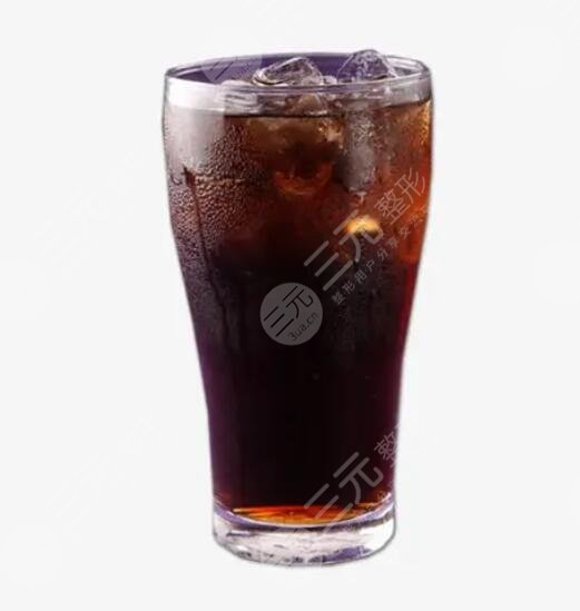有色蘇打水、可樂等各種碳酸飲料